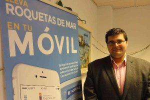 Francisco Gutiérrez, junto a un cartel promocional de la aplicación.