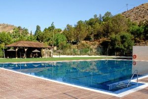 El Ayuntamiento trabaja en la puesta a punto de la piscina.