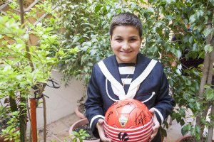 Fran Canillas Borbalán con el balón firmado.