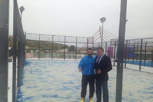 El alcalde (derecha) con el responsable de Finess Center Albox.