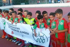 Los campeones portando la pancarta del Centenario de la FAF.