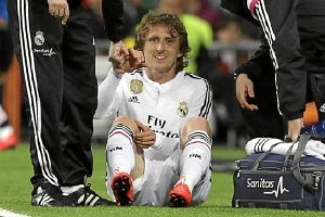 El jugador madridista se duele en la banda del Bernabéu.