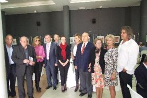 Parte de los invitados con la directora del Eco