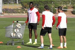 Charlie se une a la expedición del Almería para Vallecas.