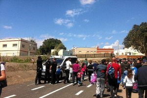 Padres y policías nacionales en el colegio de La Cañada