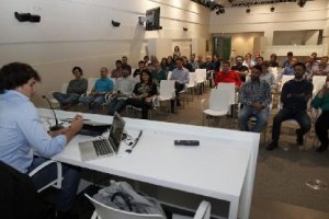 Los redactores de AS, atentos a las explicaciones.
