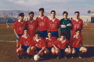 Con el balón en su etapa de canterano en El Zapillo.