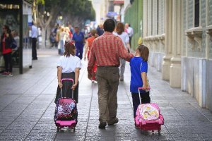 Escolares camino del centro educativo.