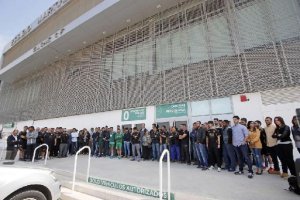 Profesionales del Elche en la puerta del Martínez Valero.