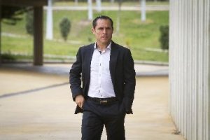 Sergi Barjuan tiene tres salidas más con el Almería.