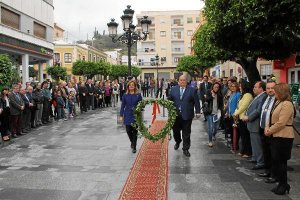 La ministra y el alcalde realizan la tradicional ofrenda floral ante el monumento a la Constitución