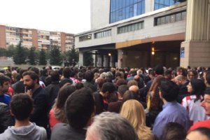 Aficionados en las puertas del Calderón.