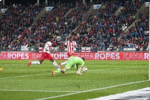 Thomas Partey, batiendo la portería del Granada.