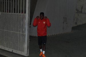 Ramón Azeez, saliendo al Estadio en un día de lluvia.