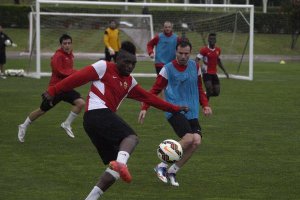 Thievy en un entrenamiento pasado por agua.