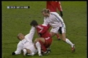 La jugada entre Roberto Carlos y Demichelis.