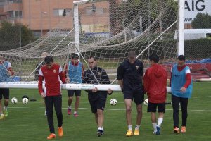 Sergi y los jugadores, colocando una portería.