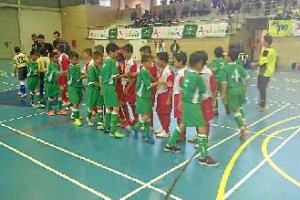 Los almerienses intercambian saludos y banderines.