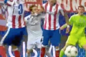 La imagen demuestra la jugada más polémica del partido.