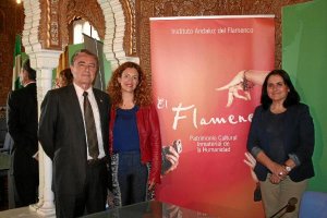 Rafael Morales (El Taranto), M. Ángeles Carrasco (Instituto Andaluz Flamenco) e Isabel Arévalo (delegación de Cultura) presentan el convenio