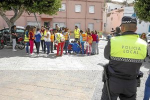 Alumnos de La Chanca colocan huellas en el camino que h acen a diario hasta el cole