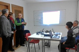 Adriana Valverde visita el centro y conoce a algunos de los voluntarios. 