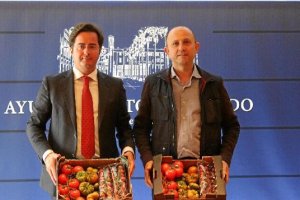 El alcalde, Francisco Góngora, y el edil de Agricultura, Manuel Gómez, muestran las cajas.