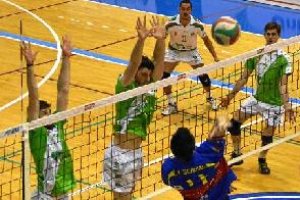 Miki en plena faena ante un Ibiza al que superaron en la red.