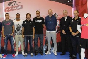 Jugadores del Almería en la tienda Soloporteros.