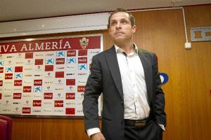 Pose de general del mister Sergi Barjuan en su puesta de largo.