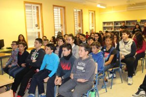 Escolares que atienden a la invitada