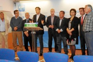 Rafael Hernando, Gabriel Amat, Carmen Navarro y alcaldes y portavoces del PP.