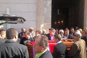 Salida del féretro de Segura Vizcaíno de la iglesia de las Angustias