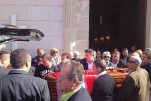 Amigos y familiares introducen los restos mortales de Segura Vizcaíno en el coche fúnebre
