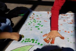 La pintura de dedos, una de las actividades estrella de los peques