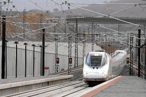 Un AVE llegando a una estación.
