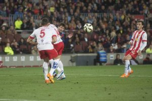 Espinosa mira la pelota.