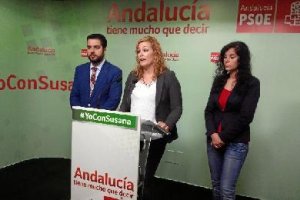 Teresa Piqueras, (centro), junto a Paco Mellado y Estefanía Alcalá.