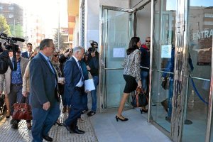 Amat,  acompañado por casi todo su equipo de Gobierno, en día que declaró ante el Juzgado de Roquetas.