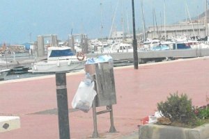 Una de las papeleras de las instalaciones portuarias.