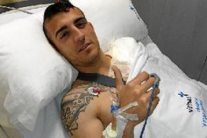 Fran Vélez tras la operación de hombro realizada ayer.