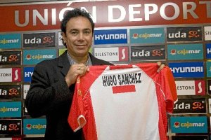 Hugo Sánchez fue el primer entrenador mediático que pasó por el Almería.