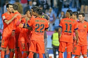 Los jugadores del Barça celebran el gol de la victoria en Vigo.
