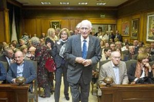 Dionisio Godoy, a su llegada a un salón de plenos de Diputación abarrotado.