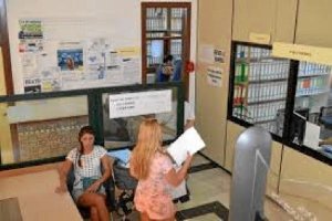 Dos mujeres, en la Oficina de Empadronamiento.