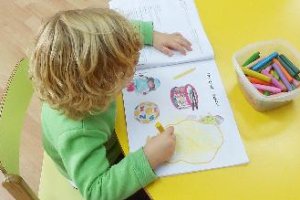 Un niño en un centro de educación infantil de 0 a 3 años.