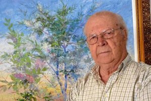 El pintor Juan Ruiz Miralles, fotografiado junto a una de sus obras