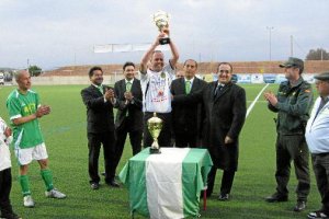 Las Guardia Civil levantó la copa de vencedor.