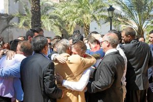 Los hermanos mayores consuelan a los jóvenes que llevaban al santo caído