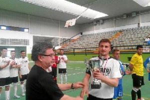 El capitán de Vifran recibiendo la Copa de campeón.